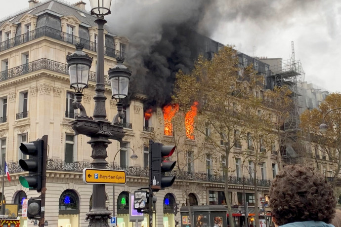 Tűz ütött ki Párizs belvárosában, az operaház közelében