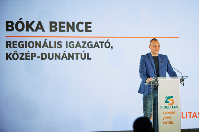 A Fidelitas alelnökének választották Bóka Bencét, aki 2017-ben eltüntette Simicska Orbán egy geci feliratát Veszprémben
