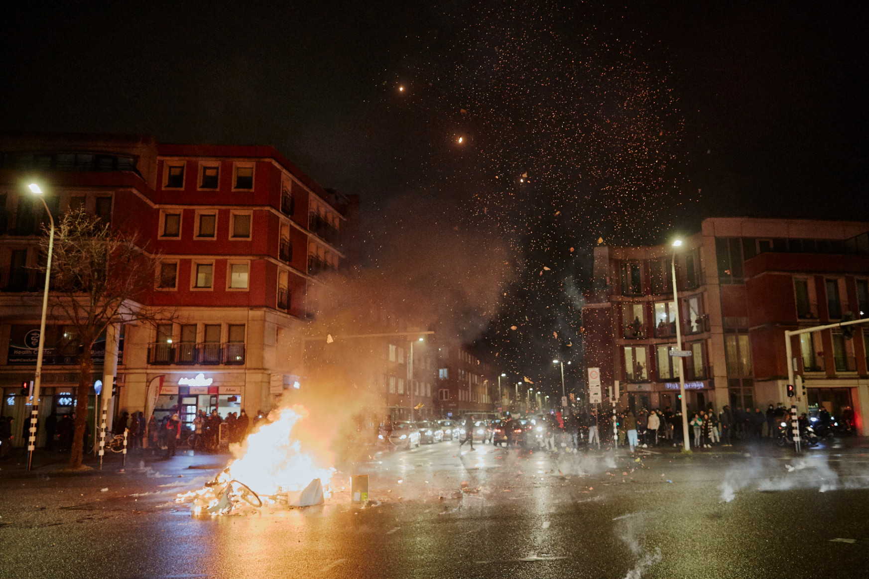 Bicikliket gyújtottak fel a lezárások ellen tüntetők Hollandiában
