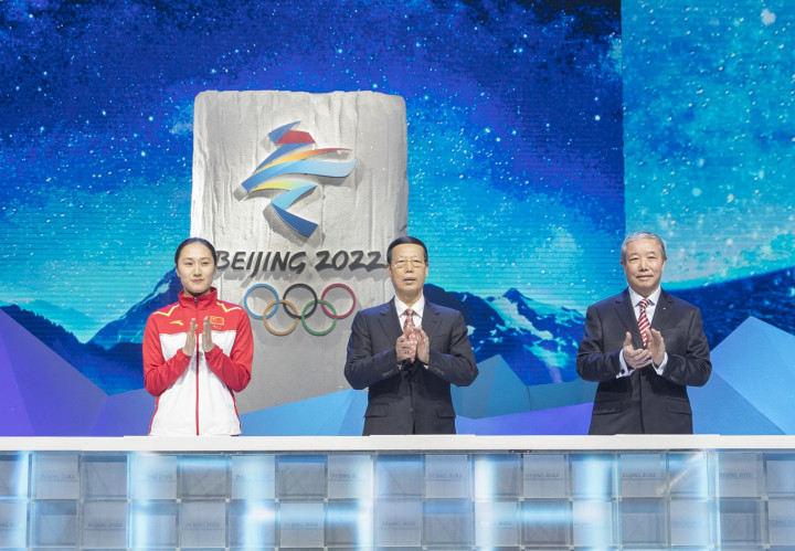 Csang Kao-li (középen) még miniszterelnök-helyettesként bemutatja a 2022-es pekingi téli olimpiai játékok emblémáját 2017. december 15-én – Fotó: Wang Ye / Xinhua / AFP