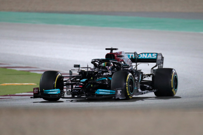 Hamilton tükörsimán nyert Katarban, Verstappen már csak 8 ponttal vezeti a vb-t