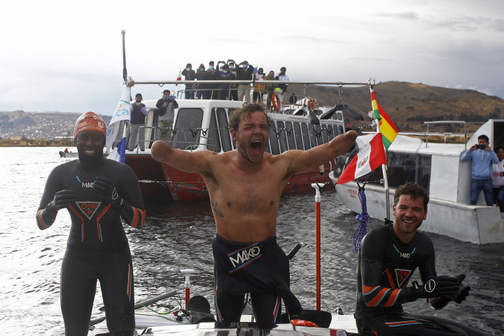 Mallia Metella, Théo Curin és Matthieu Witvoet a sikeres a Titicaca-tó átúszását ünnepelve – Fotó: Carlos Mamani/AFP