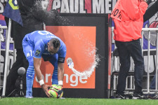 Egy palackkal fejbe dobták a szögletre készülő futballistát, félbeszakadt a Lyon-Marseille-meccs