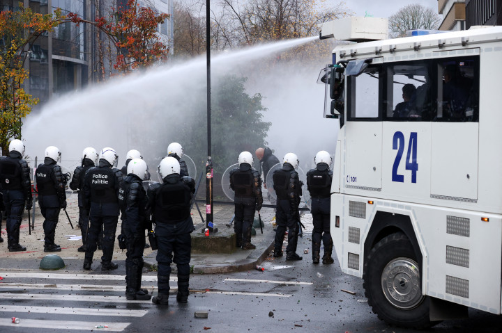 A brüsszeli rendőrök vízágyút is bevetettek a járványügyi korlátozások miatt tüntetők ellen – Fotó: Dursun Aydemir / Anadolu Agency / AFP