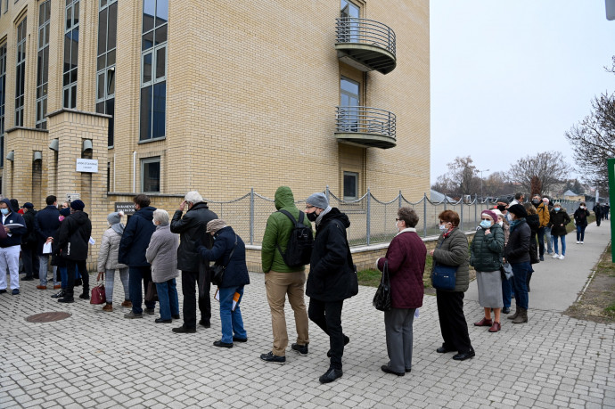 Hosszú sorok állnak a kórházi oltópontok előtt az oltási akcióhét első napján