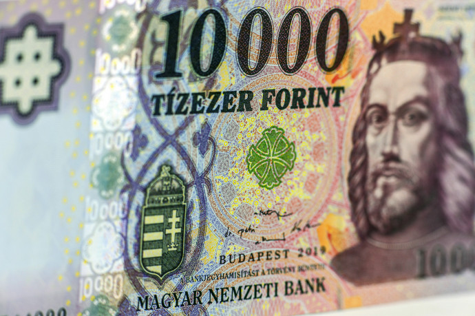 Új történelmi mélyponton a forint: 369,69 egy euró