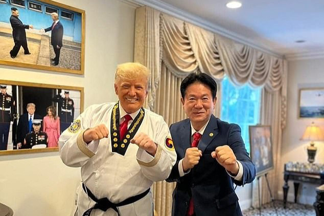 Donald Trumpot tiszteletbeli fekete övvel tüntette ki a dél-koreai taekwondo-világközpont elnöke
