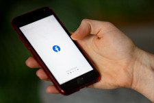 Eladja a felhasználók adatait a Facebook, de a Kúria szerint így is hirdetheti magáról, hogy ingyenes