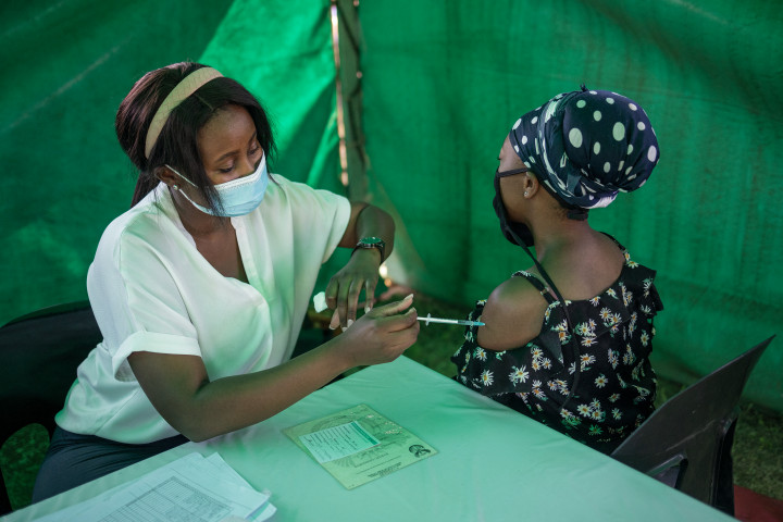 Elindult Afrikába a százmillió adagos EU-s vakcinaadomány első szállítmánya