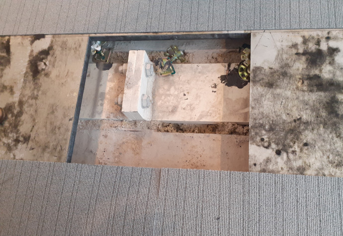 Az amszterdami bíróság átmeneti épületének padlója szétszerelés közben. Fotó: G7