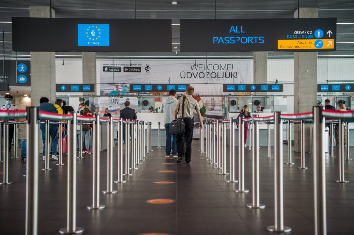 Érkező utasok a Liszt Ferenc repülőtéren 2020. júliusban – Fotó: Balogh Zoltán / MTI