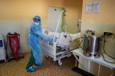 Összeomlás közelében a szlovák kórházak, teljes lezárást rendelhetnek el az egész országban