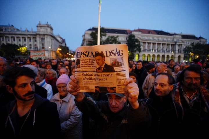 A man holds up a copy of Népszabadság at a demonstration on support of the paper in 2016 – Photo: Zoltán Balogh / MTI