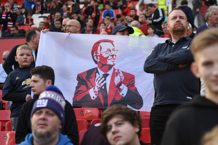 Alex Ferguson edzőről tartanak szurkolók egy molinót az angol bajnokságon 2019-ben – Fotó: Oli SCARFF / AFP