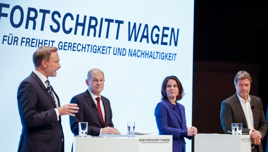 Christian Lindner, az FDP elnöke, Olaf Scholz, az SPD kancellárjelöltje, és a Zöldek társvezetői, Annalena Baerbock és Robert Habeck a szerda délutáni sajtótájékoztatón – Fotó: Odd Andersen / AFP