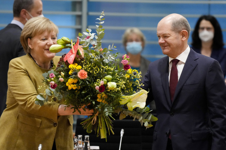 Az utolsó kabinet előtt, amin Angela Merkel német kancellárként részt vesz, egy virágcsokrot kapott Olaf Scholz alelnöktől és pénzügyminisztertől 2021. november 24-én – Fotó: Markus Schreiber / AP POOL/ AFP