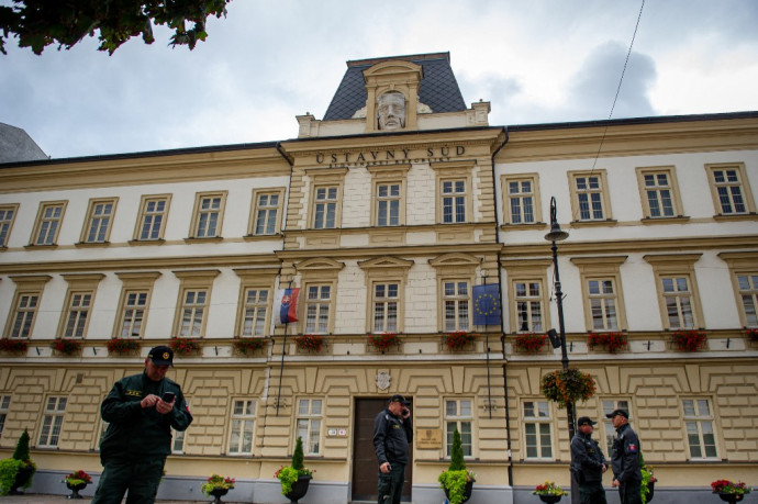 Két hétre szinte mindent bezárnak Szlovákiában