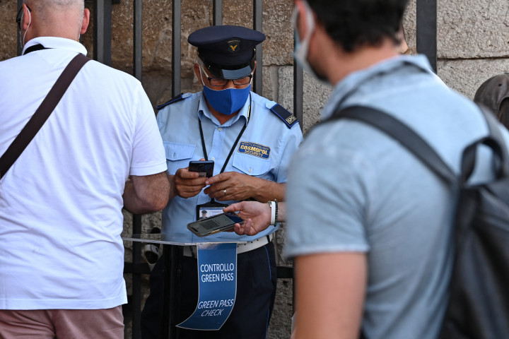 Olaszországban már buszra sem szállhatnak az oltatlanok