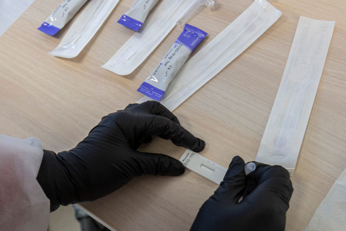 Több mint félmillió darab gyorstesztet kapnak a háziorvosok