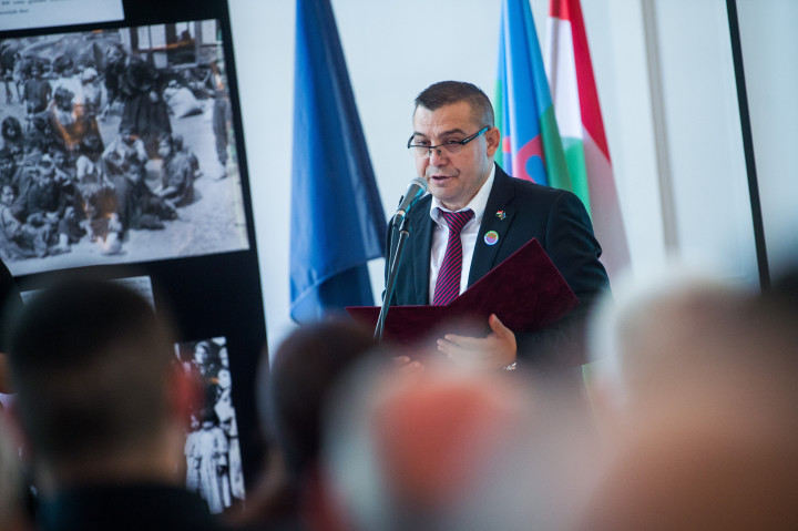 Agócs János, az Országos Roma Önkormányzat elnöke beszédet mond a roma holokauszt emléknapja alkalmából tartott megemlékezésen 2020. augusztus 2-án – Fotó: Balogh Zoltán / MTI