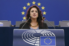 Bűncselekménnyé nyilvánítaná a nemi orientáción alapuló gyűlöletbeszédet az Európai Bizottság