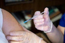 Tízből hatan ellenzik a koronavírus elleni kötelező védőoltás bevezetését, látványosan nőtt a vírustagadók aránya