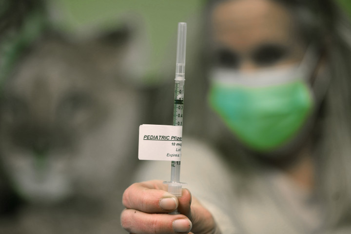 Gyerek beoltására előkészített fecskendőt fog egy egészségügyi alkalmazott egy denveri kórházban 2021. november 3-án, amikor megkezdődött az Egyesült Államokban az 5 és 11 év közötti gyerekek koronavírus elleni beoltása – Fotó: David Zalubowski / AP / MTI