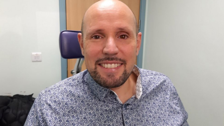 Steve Zaragoza november 25-én – Fotó: Moorfields Eye Hospital NHS Foundation Trust