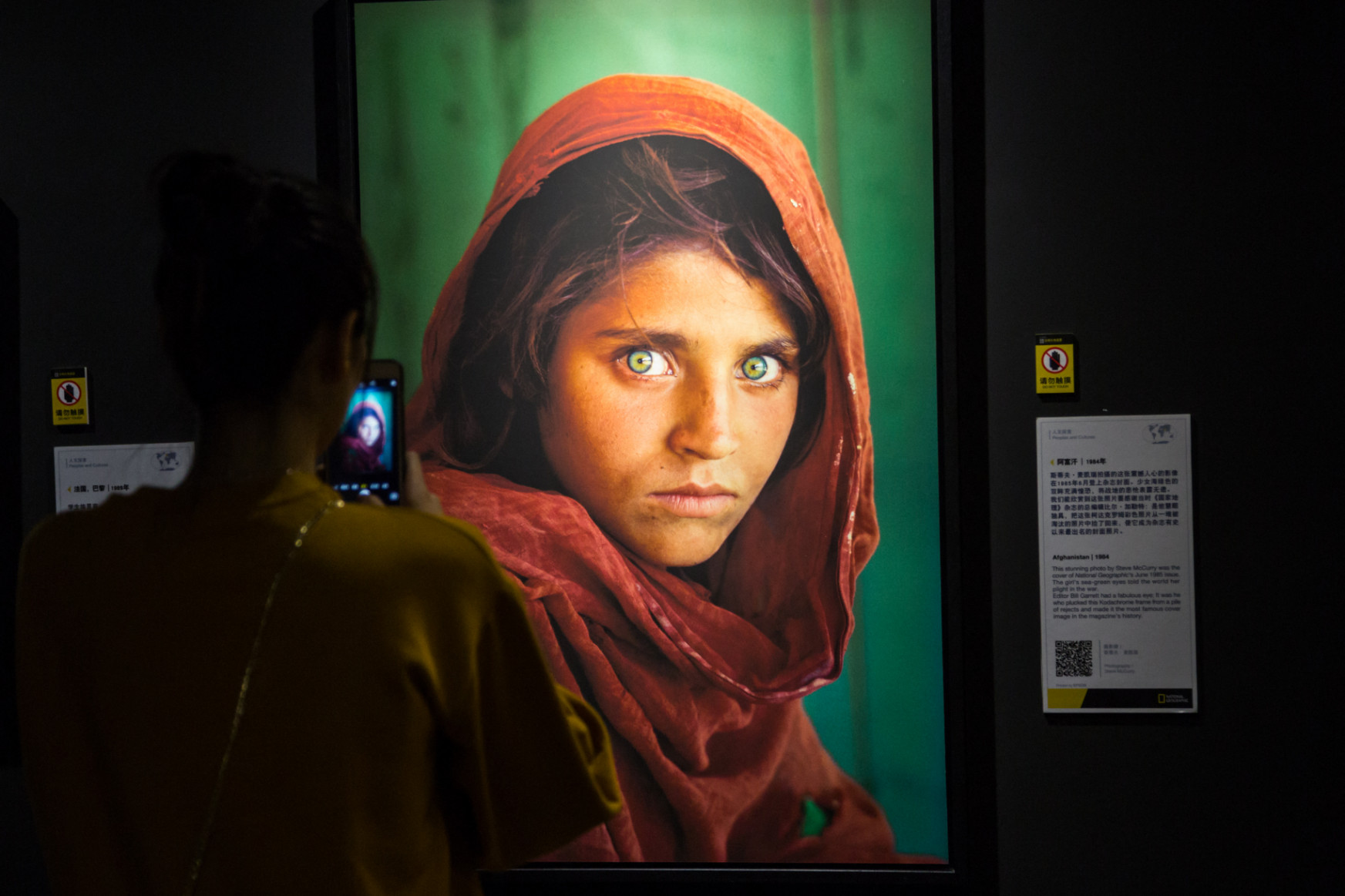Olaszország fogadta be a híres, zöld szemű „afgán lányt”