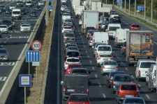 Tízezrek hagyják el Budapestet, és egyre messzebb mennek