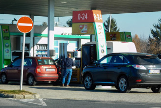 Spórolhatnak nálunk a szlovák autósok, de nincs benzinturizmus, a kamionok teletankja viszont fáj a kutaknak