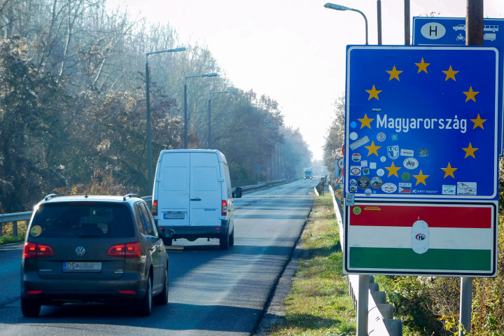 A Győr felé tartó szlovák autósok tudják, hogy Magyarországon érdemes tankolniuk – Fotó: Cséfalvay Attila / Telex