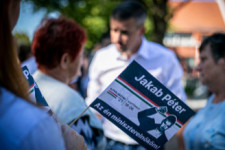 Folytatódik a kormánymédiában a Jakab-saga: most egy májusban kizárt jobbikost vetettek be, a párt cáfol