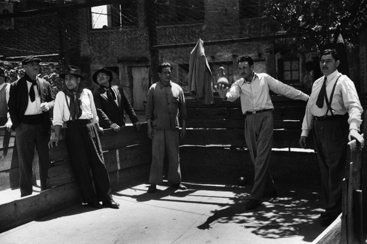 Bocsát játszó munkások Buenos Airesben – Fotó: Kurt Hutton / Picture Post / Hulton Archive / Getty Images