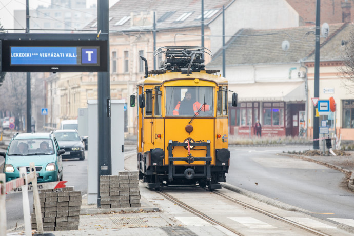 Az első villamos Hódmezővásárhelyen 2020 decemberében – Fotó: Rosta Tibor / MTI