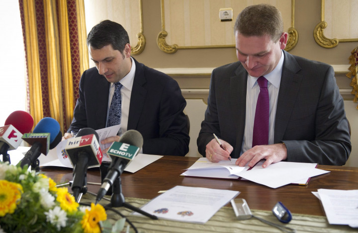 Az együttműködés kezdete, a 2011-es aláírás a szegedi városházán – Fotó: Rosta Tibor / MTI