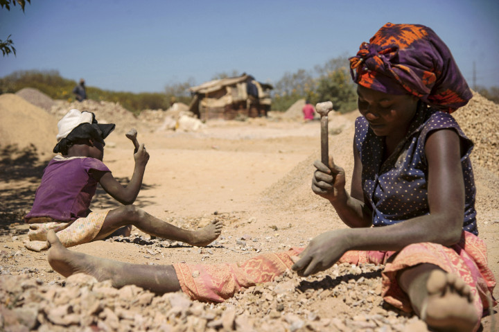 Egy gyerek és egy nő kobaltbányából kinyert köveket tör Lubumbashiban 2016-ban – Fotó: Junior Kannah / AFP