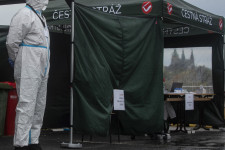 Szlovákia zár, Csehország szigorít, a magyar és a lengyel kormány a gyors tetőzésben bízik
