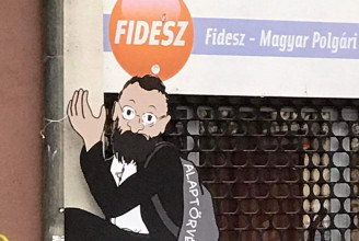 Szájer figura mászott zsákjában az Alaptörvénnyel a VII. kerületi Fidesz iroda ereszén