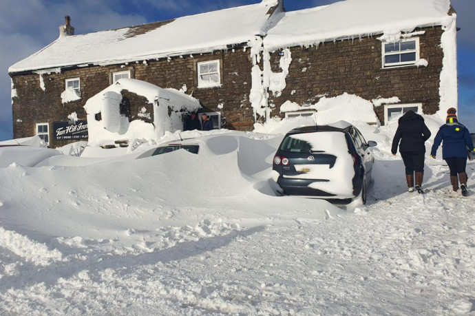 Két napja Anglia legmagasabban fekvő kocsmájában rekedtek a vendégek a hóvihar miatt