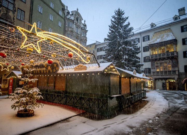 A bezárt karácsonyi vásár Innsbruckban 2021. november 28-án – Fotó: Michael Probst / MTI / AP