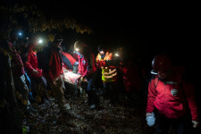 Barlangi mentők mentettek meg egy sérült túrázót a Hármashatár-hegynél