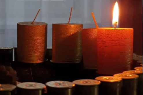 Békésen, meghitten csillan meg a töltényhüvelyeken a gyertyaláng fénye Kovács Zoltán adventi koszorúján