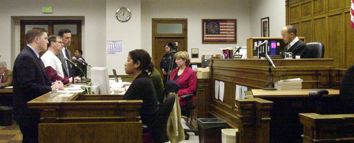 Richard A. Jones bíró kihirdeti az ítéletet 2003. december 18-án – Fotó: Elaine Thompson-Pool / Getty Images
