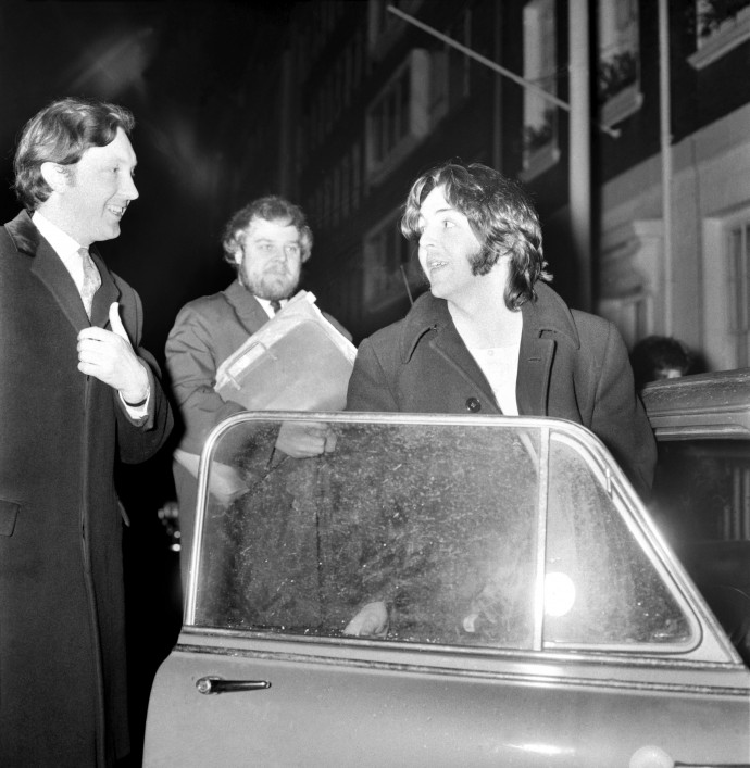 Paul McCartney érkezik az Apple Stúdióhoz – Fotó: Waterford / Mirrorpix / Getty Images