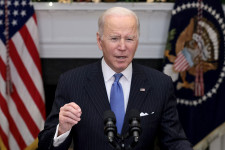 Joe Biden szerint nem kell aggódni az omikron miatt, a CDC viszont mindenkinek ajánlja a harmadik oltást miatta