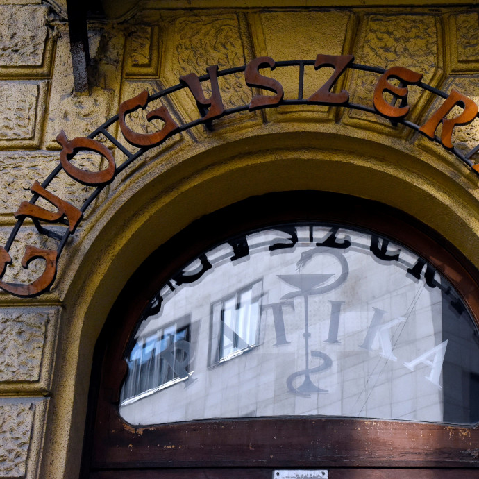 Előre a múltba, Magyarországon betiltják az online gyógyszer-kereskedelmet