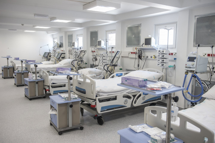 Ágyak a 150 beteg befogadására alkalmas mobil járványügyi kórházban 2020. április 24-én – Fotó: Ujvári Sándor / MTI
