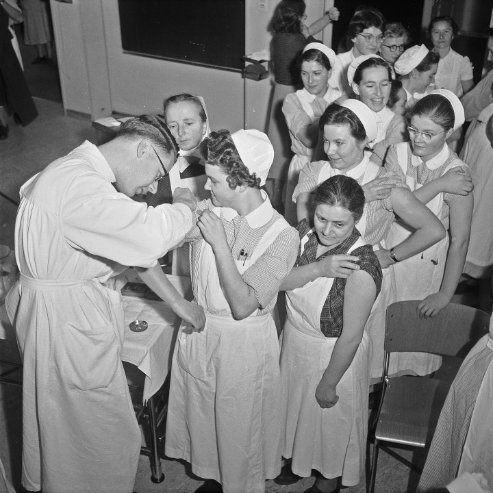 Himlőoltás egy zürichi gyermekkórházban 1955-ben – Fotó: RDB / ullstein bild / Getty Images