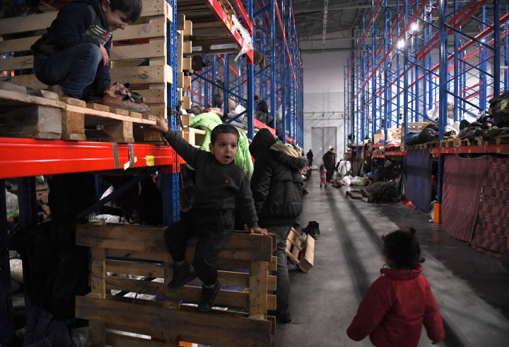 Ideiglenes menekültszállás október 25-én a Bruzgiban található logisztikai központ egyik raktárában – Fotó: Pavel Bednyakov / Sputnik / AFP